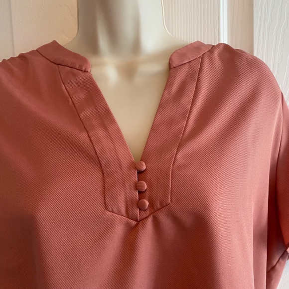 BUY 2 ITEMS GET 1 FREE - RW&Co Flutter Sleeved Blouse in Salmon Sz XL - Picture 2 of 6